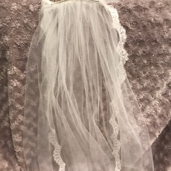 Ivory Lace Edge Veil - Picture 5 of 8